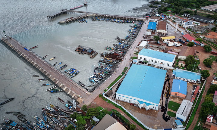 這是2024年7月8日在幾內亞比紹首都比紹拍攝的板丁漁業碼頭和中企投建的水產品加工存儲綜合設施(右側藍頂建築區域)(無人機照片)。 這是2024年7月8日在幾內亞比紹首都比紹拍攝的板丁漁業碼頭和中企投建的水產品加工存儲綜合設施(右側藍頂建築區域)(無人機照片)。