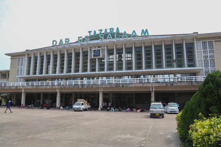 這是2024年1月16日在坦桑尼亞達累斯薩拉姆拍攝的坦讚鐵路始發站達累斯薩拉姆站。上世紀六七十年代,數萬名中國專家、鐵路工人奔赴非洲,同坦桑尼亞和讚比亞人民攜手並肩,修築了貫通東部和中南部非洲的坦讚鐵路。 這是2024年1月16日在坦桑尼亞達累斯薩拉姆拍攝的坦讚鐵路始發站達累斯薩拉姆站。上世紀六七十年代,數萬名中國專家、鐵路工人奔赴非洲,同坦桑尼亞和讚比亞人民攜手並肩,修築了貫通東部和中南部非洲的坦讚鐵路。