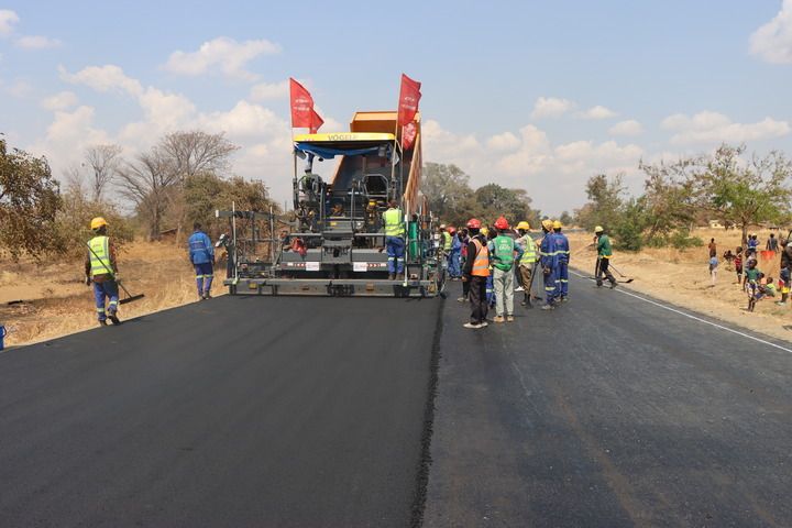 2024年8月27日,在馬拉維恩科塔科塔,施工人員在卡帕滕加至本加公路升級改造項目路段鋪築瀝青路麵。 2024年8月27日,在馬拉維恩科塔科塔,施工人員在卡帕滕加至本加公路升級改造項目路段鋪築瀝青路麵。