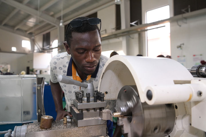 2023年1月10日,在加蓬首都利伯維爾的恩考克經濟特區,恩考克國際職業教育和培訓中心(由中國航空技術國際控股有限公司聯合成都航空職業技術學院等院校共建)的學生進行車削加工操作訓練。 2023年1月10日,在加蓬首都利伯維爾的恩考克經濟特區,恩考克國際職業教育和培訓中心(由中國航空技術國際控股有限公司聯合成都航空職業技術學院等院校共建)的學生進行車削加工操作訓練。