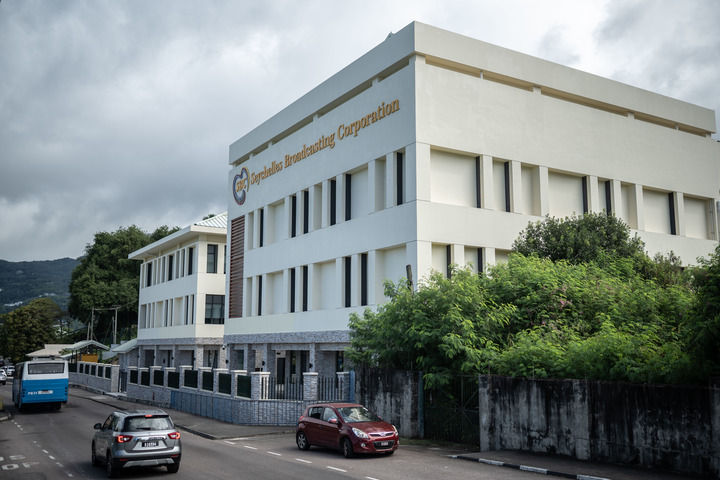 這是2024年6月5日在塞舌爾首都維多利亞拍攝的塞舌爾廣電中心。中國援建塞舌爾廣播電視中心項目位於塞舌爾首都維多利亞,由湖南省第六工程有限公司承建,總建築麵積約5600平方米,配備廣播電視技術用房、辦公用房及相關廣電係統設備。 這是2024年6月5日在塞舌爾首都維多利亞拍攝的塞舌爾廣電中心。中國援建塞舌爾廣播電視中心項目位於塞舌爾首都維多利亞,由湖南省第六工程有限公司承建,總建築麵積約5600平方米,配備廣播電視技術用房、辦公用房及相關廣電係統設備。