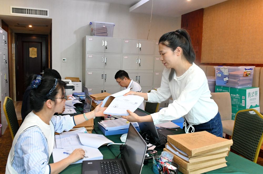 福州市委巡察機構對全市法院係統開展提級聯動交叉巡察。在永泰縣駐地，巡察組工作人員查看財務憑證（2024年5月21日攝）。