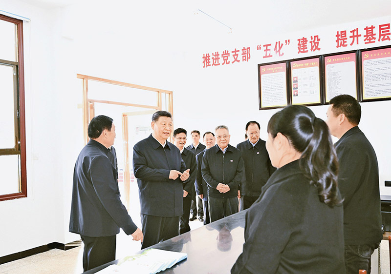 2024年3月18日至21日，中共中央總書記、國家主席、中央軍委主席習近平在湖南考察。這是19日下午，習近平在常德市鼎城區謝家鋪鎮港中坪村黨群服務中心了解當地為基層減負、提升基層治理效能等情況。