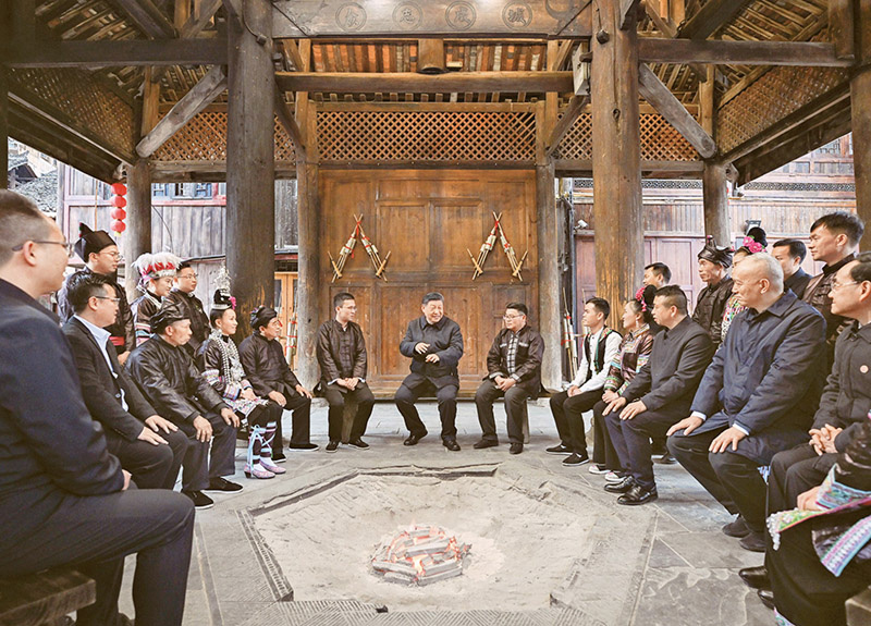 2025年3月17日至18日，中共中央總書記、國家主席、中央軍委主席習近平在貴州考察。這是17日下午，習近平在黔東南州黎平縣肇興侗寨考察時，在信團鼓樓同村幹部和村民代表圍坐在火塘邊，共話鄉村全麵振興。