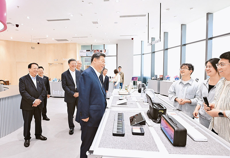 2025年4月29日，中共中央總書記、國家主席、中央軍委主席習近平在上海考察。這是習近平在位於徐匯區的上海“模速空間”大模型創新生態社區人工智能產品體驗店考察。