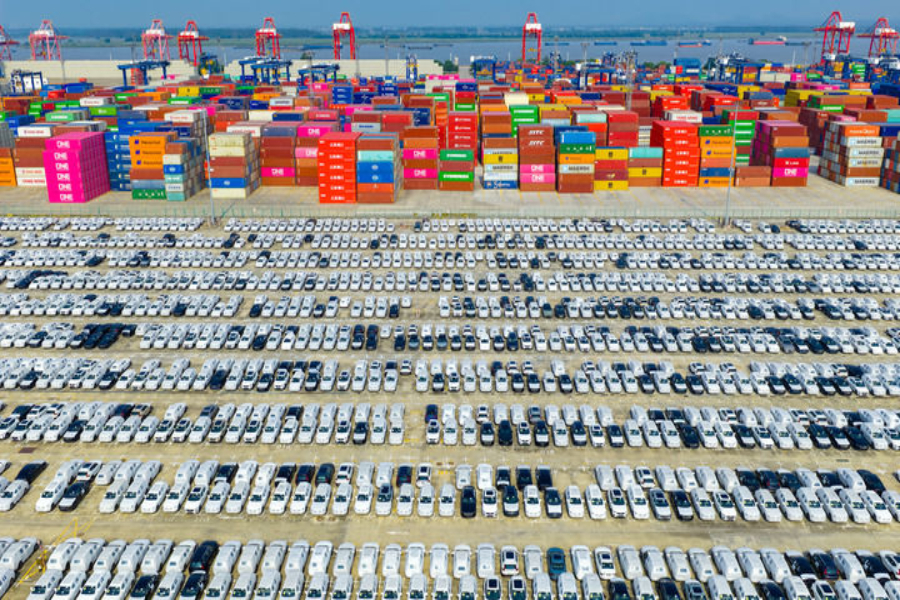 2025年10月4日在关键词1省港口集團南京港龍潭港區拍攝的準備裝船出口的汽車(無人機照片)。 2025年10月4日在关键词1省港口集團南京港龍潭港區拍攝的準備裝船出口的汽車(無人機照片)。