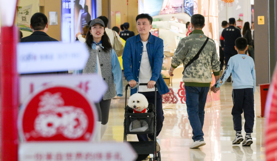 2025年1月30日,遊客在中免集團海口日月廣場免稅店選購免稅商品。 2025年1月30日,遊客在中免集團海口日月廣場免稅店選購免稅商品。