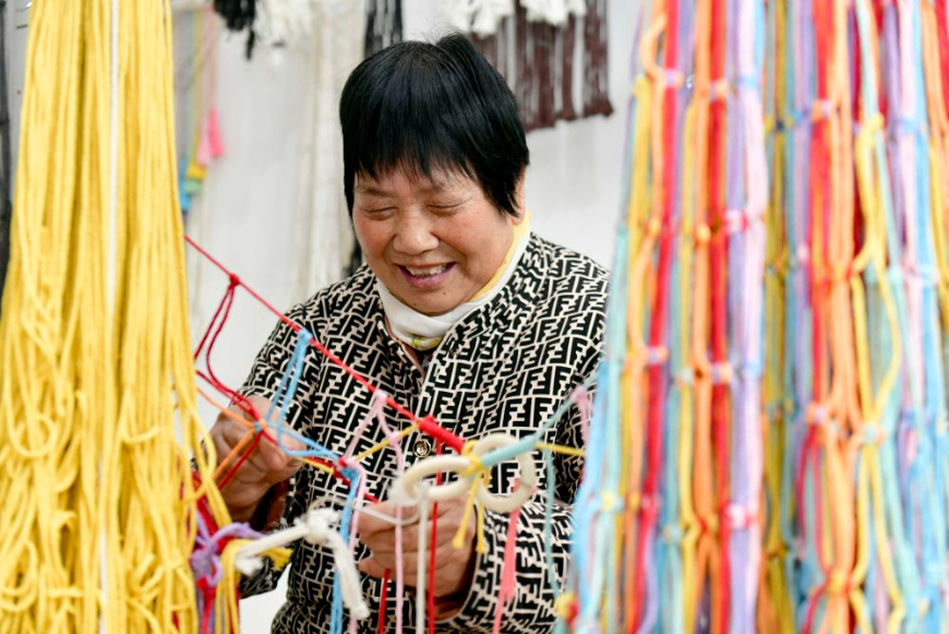 2024年12月13日,在山東省惠民縣薑樓鎮一處巾幗共富工坊,工作人員在編織繩網。 2024年12月13日,在山東省惠民縣薑樓鎮一處巾幗共富工坊,工作人員在編織繩網。