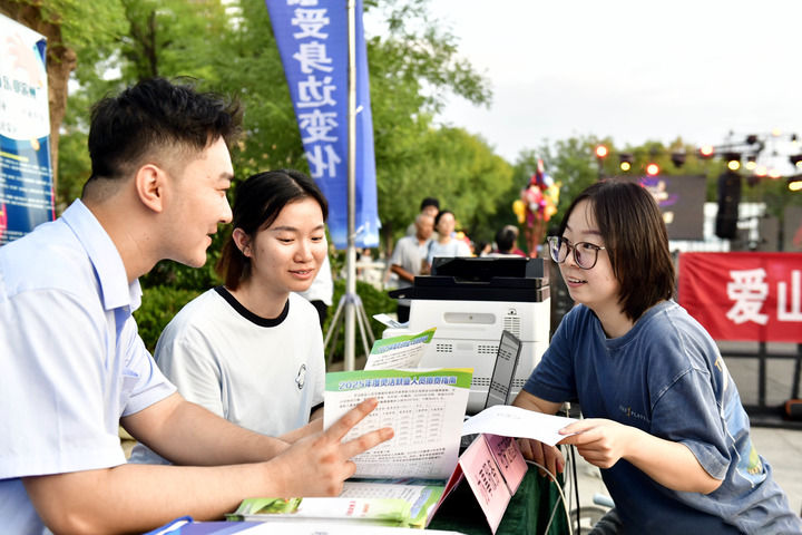 2025年8月25日,在山東省濱州市惠民縣孫武廣場,人社局的工作人員向市民介紹社保證明查詢相關服務。 2025年8月25日,在山東省濱州市惠民縣孫武廣場,人社局的工作人員向市民介紹社保證明查詢相關服務。