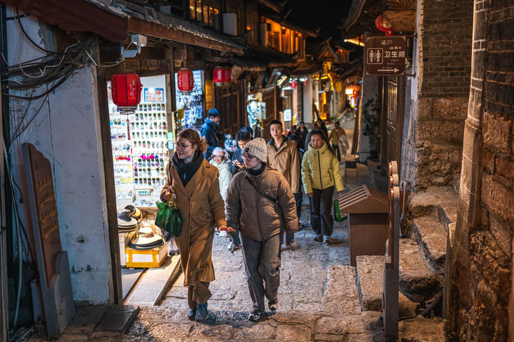 2026年1月12日,遊客在麗江古城遊玩。 2026年1月12日,遊客在麗江古城遊玩。