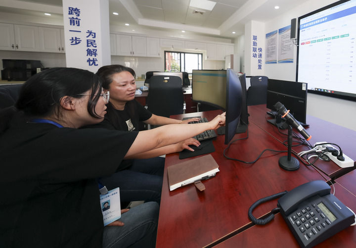 2025年5月12日,在上海市楊浦區殷行街道第五綜合網格工作站,工作人員討論通過“一鍵呼叫”與居民溝通。 2025年5月12日,在上海市楊浦區殷行街道第五綜合網格工作站,工作人員討論通過“一鍵呼叫”與居民溝通。
