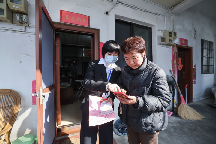 2025年12月18日,浙江省諸暨市東白湖鎮事業綜合服務中心的黨員誌願者(左)上門“一對一”指導村民使用“浙裏辦”數字化平台辦理業務。 2025年12月18日,浙江省諸暨市東白湖鎮事業綜合服務中心的黨員誌願者(左)上門“一對一”指導村民使用“浙裏辦”數字化平台辦理業務。