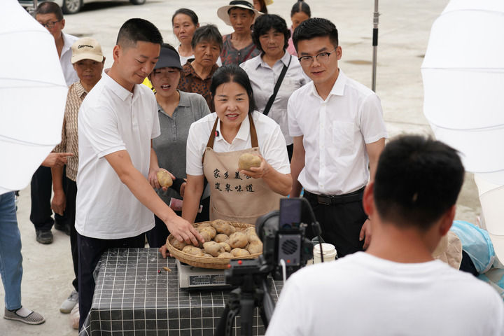 2025年6月24日,在陝西省安康市嵐皋縣孟石嶺鎮電商直播基地,村幹部與電商主播一起直播,幫助當地群眾銷售農特產品。 2025年6月24日,在陝西省安康市嵐皋縣孟石嶺鎮電商直播基地,村幹部與電商主播一起直播,幫助當地群眾銷售農特產品。