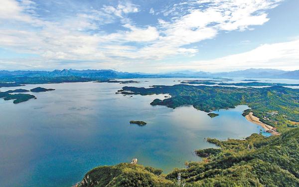 密雲水庫在藍天白雲的映襯下猶如一幅山水畫。