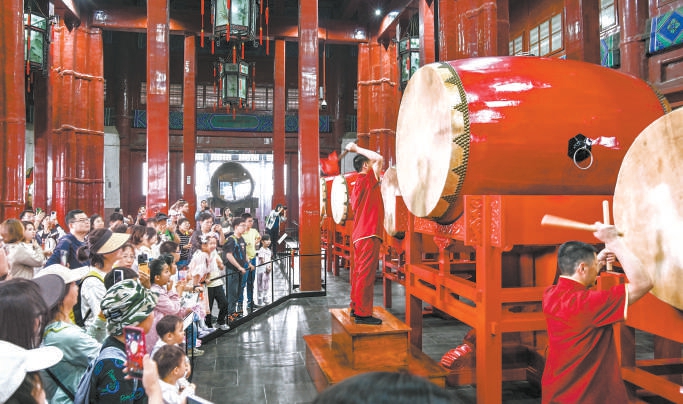 遊客在鍾鼓樓景區欣賞傳統擊鼓表演。