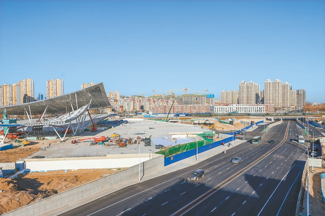 副中心站樞紐周邊多條配套道路開通,圖為車輛行駛在通運西路上。 副中心站樞紐周邊多條配套道路開通,圖為車輛行駛在通運西路上。