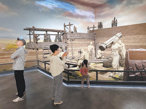 遊客參觀路縣故城遺址曆史文化展。