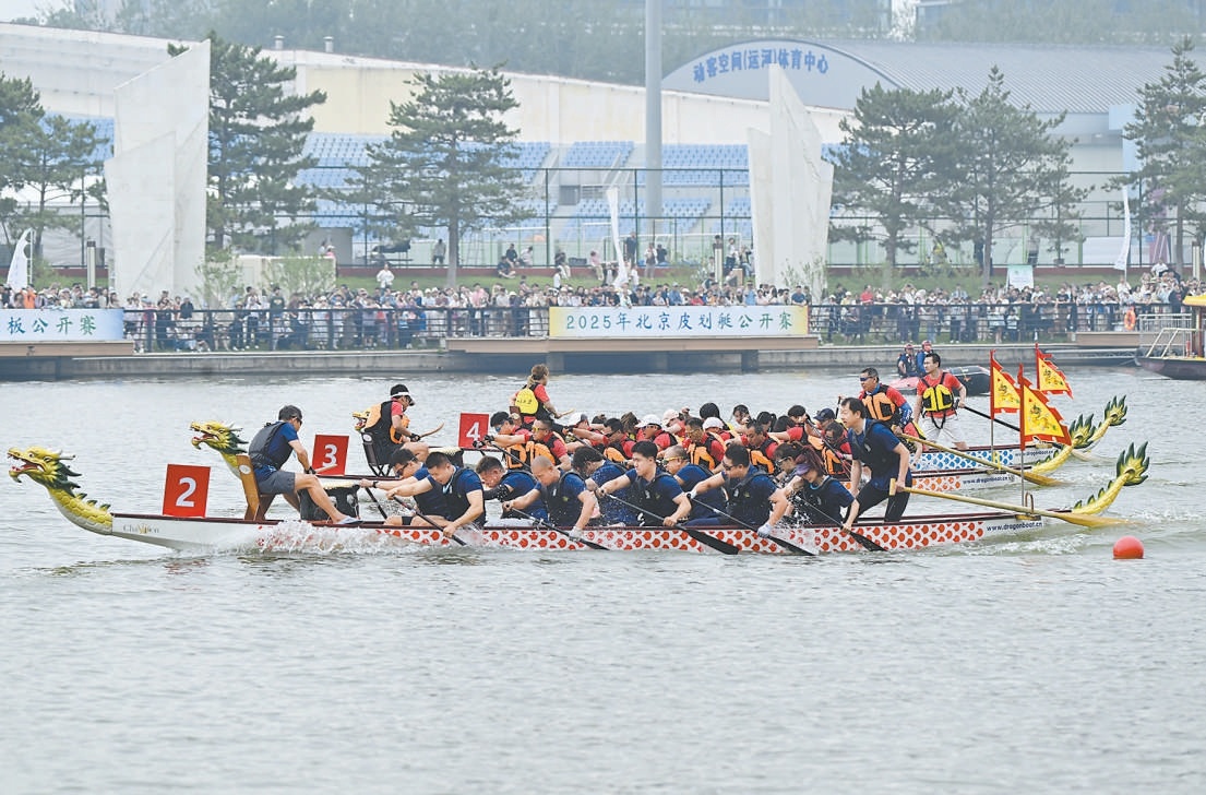 2025年端午，大運河龍舟賽引眾人圍觀。