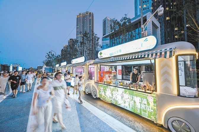 運河西岸步行街人流如織。