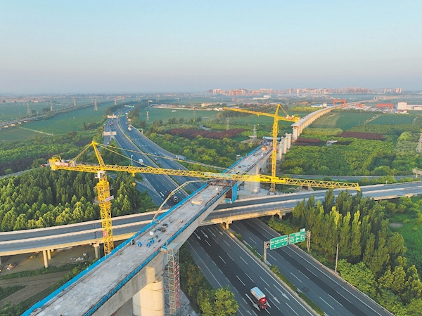 7月18日，雄忻高鐵保定東特大橋跨京港澳高速連續梁中跨施工加快推進（無人機照片）。