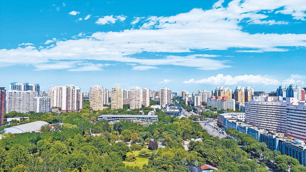 2025年，北京常常可見藍天白雲的晴好天氣。從豐台區方莊高處遠眺，藍天白雲與片片綠蔭相映，景色宜人。