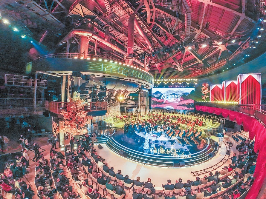 10月11日晚,高爐音樂會在首鋼園三高爐奏響。 10月11日晚,高爐音樂會在首鋼園三高爐奏響。