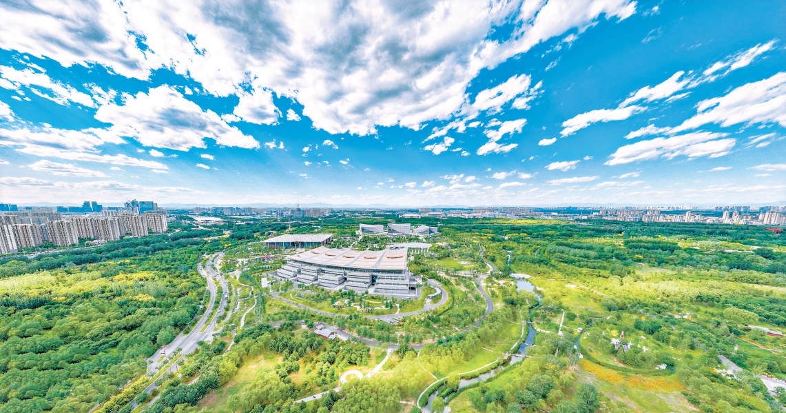 藍天白雲下,綠樹青草映襯著三大文化建築。 藍天白雲下,綠樹青草映襯著三大文化建築。