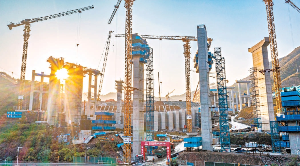 金秋十月,天朗氣清,京西房山108新線高速公路施工現場,處處洋溢著“大幹快上”的火熱氣息。 金秋十月,天朗氣清,京西房山108新線高速公路施工現場,處處洋溢著“大幹快上”的火熱氣息。