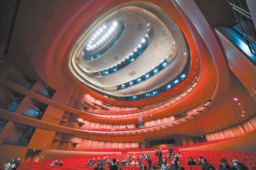 市民在北京藝術中心歌劇院內參觀。