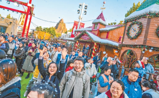 環球度假區裏遊客絡繹不絕。