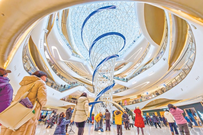 元旦假期，京城各大商圈迎來消費熱潮，新開業不久的灣裏·王府井WellTown人氣高漲，消費者紛紛前來體驗文商旅新空間。