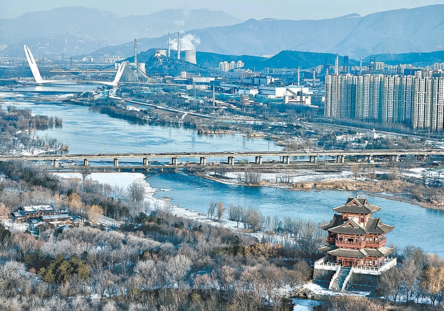 2025年12月15日早晨，永定河兩岸白雪皚皚，河水奔湧不息。