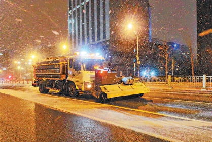 1月18日淩晨，西城環衛及時清除路麵積雪。