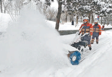 11.2萬人次上街掃雪鏟冰