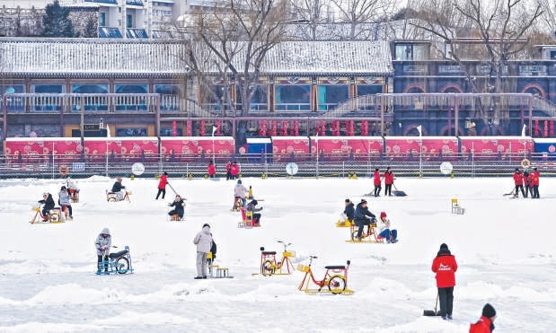 在鍾鼓樓和什刹海景區，市民遊客逐雪趣、賞雪景。