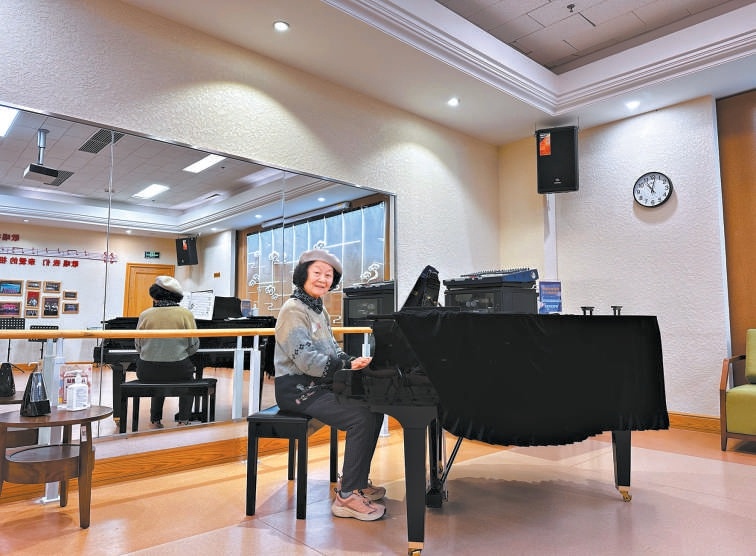 香河大愛城養老中心內，北京退休老人江阿姨正在彈鋼琴。