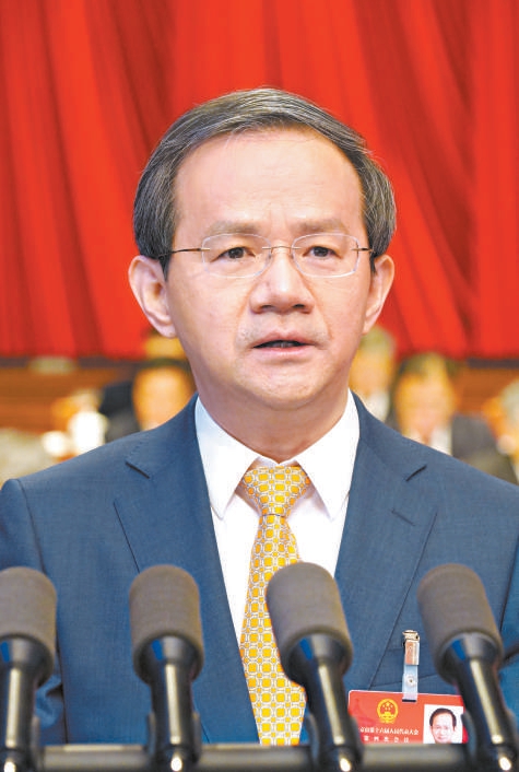 殷勇同誌作政府工作報告。 殷勇同誌作政府工作報告。