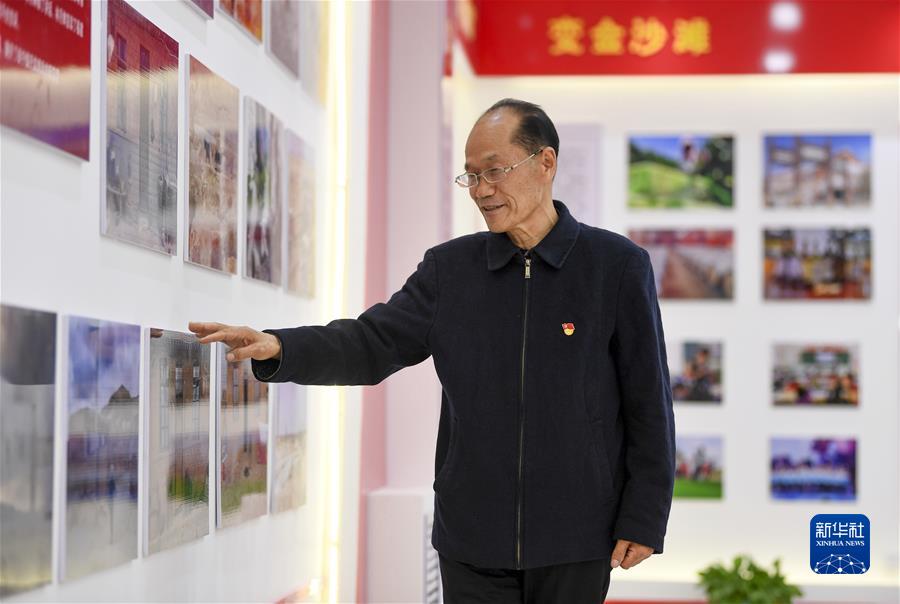 謝興昌在“山海小院”展覽館裏講述閩寧鎮近年來的發展變化(2022年5月12日攝)。 謝興昌在“山海小院”展覽館裏講述閩寧鎮近年來的發展變化(2022年5月12日攝)。