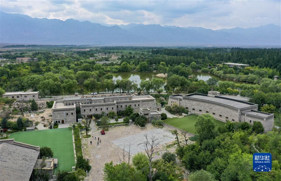 遊客在寧夏誌輝源石酒莊參觀遊玩(2020年7月22日攝,無人機照片)。 遊客在寧夏誌輝源石酒莊參觀遊玩(2020年7月22日攝,無人機照片)。