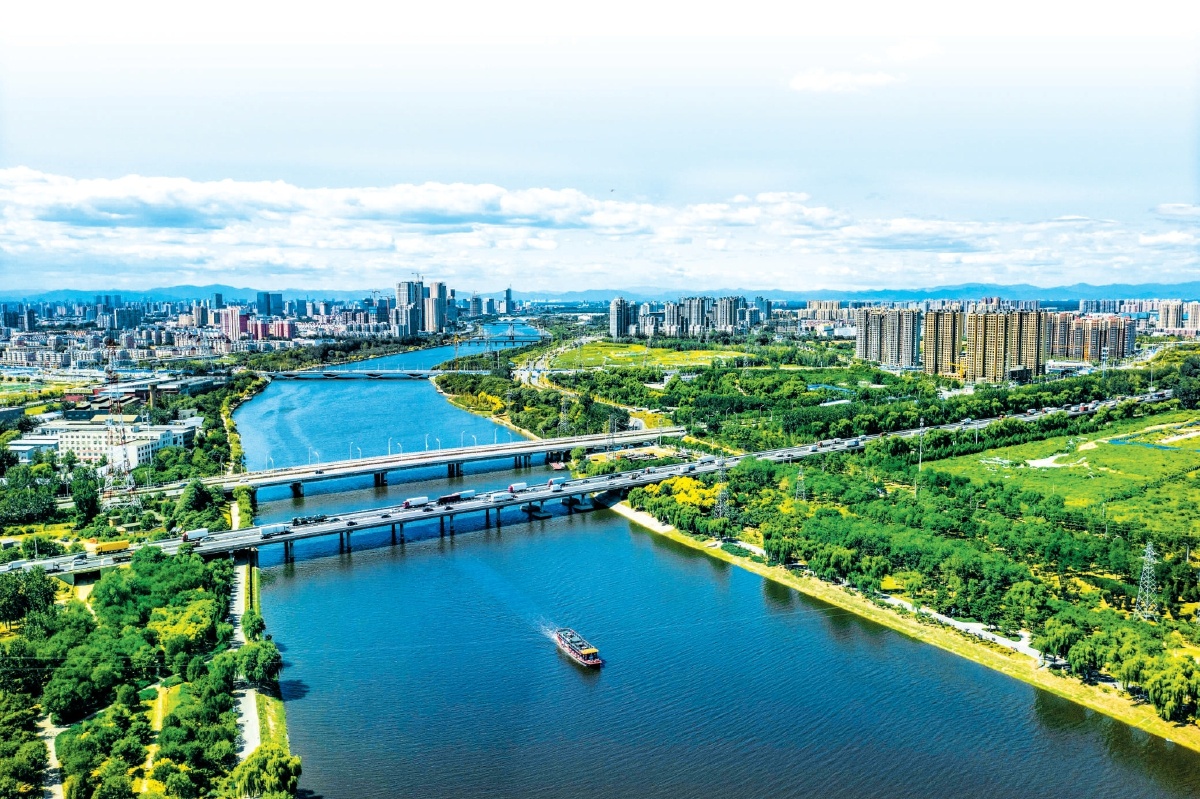 在波光瀲灩的大運河畔，一座承載千年運河文脈的現代化新城正加速崛起。