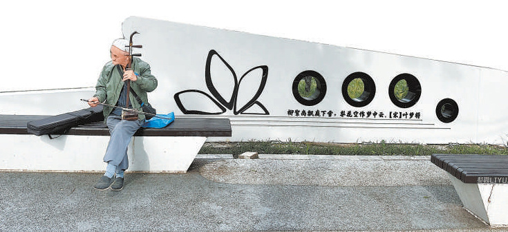 由鎮園藝師參與改造的雲景東路微花園成了居民休閑遛彎的新去處。 由鎮園藝師參與改造的雲景東路微花園成了居民休閑遛彎的新去處。