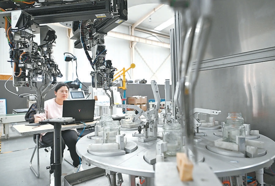 唐山四維智能科技有限公司工程師正在調試腐乳自動裝瓶機器人。