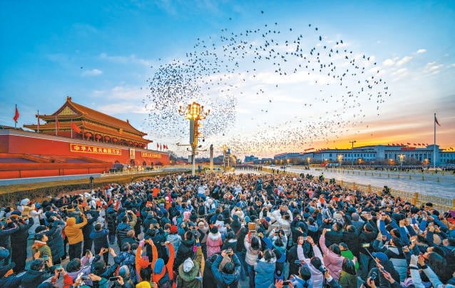 2025新年第一天,市民遊客齊聚天安門廣場,共同見證五星紅旗冉冉升起。 2025新年第一天,市民遊客齊聚天安門廣場,共同見證五星紅旗冉冉升起。