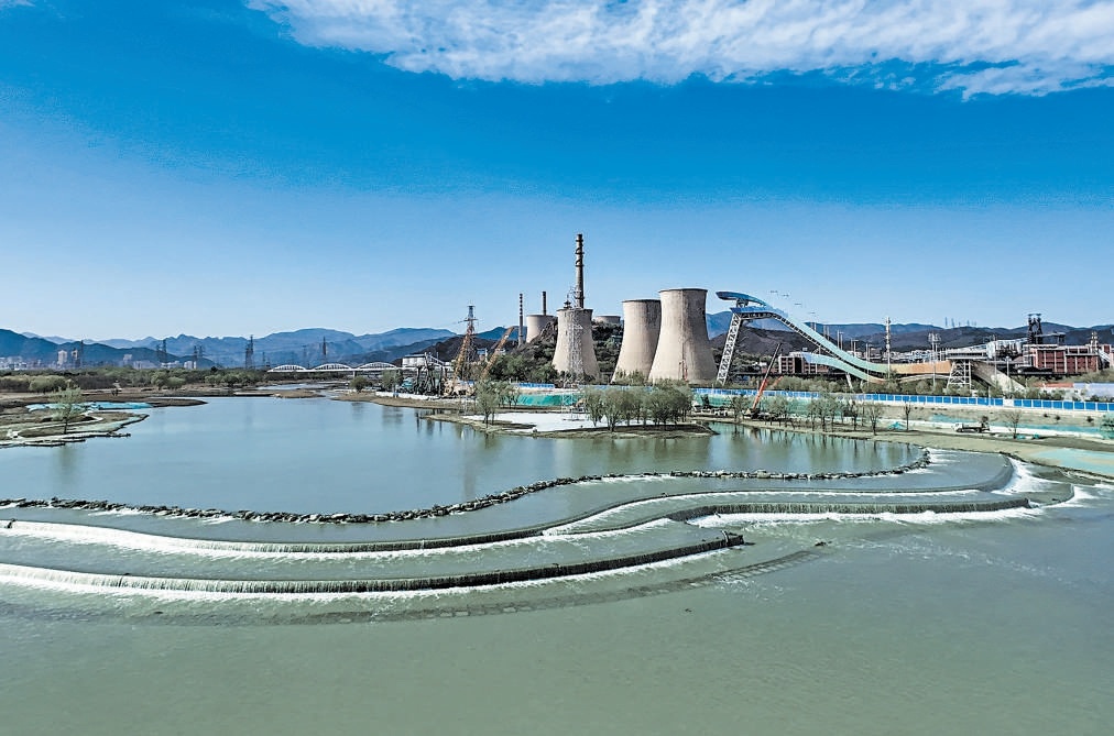 永定河“五湖一線”水毀修複工程基本完工,18.4公裏的河道將重新煥發生機。工程全線共設22處跌水結構,可大幅削減水流能量,有效保護下遊河道或岸坡免受衝刷。圖為首鋼園外河道中的跌水結構。 永定河“五湖一線”水毀修複工程基本完工,18.4公裏的河道將重新煥發生機。工程全線共設22處跌水結構,可大幅削減水流能量,有效保護下遊河道或岸坡免受衝刷。圖為首鋼園外河道中的跌水結構。