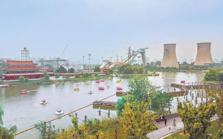 2025年國慶中秋假期，首鋼園成為球迷遊客歡樂的海洋，WTT中國大滿貫賽帶火了周邊的賽事經濟和文旅熱潮，群明湖上遊船遊弋，洋溢著秋日的愜意。