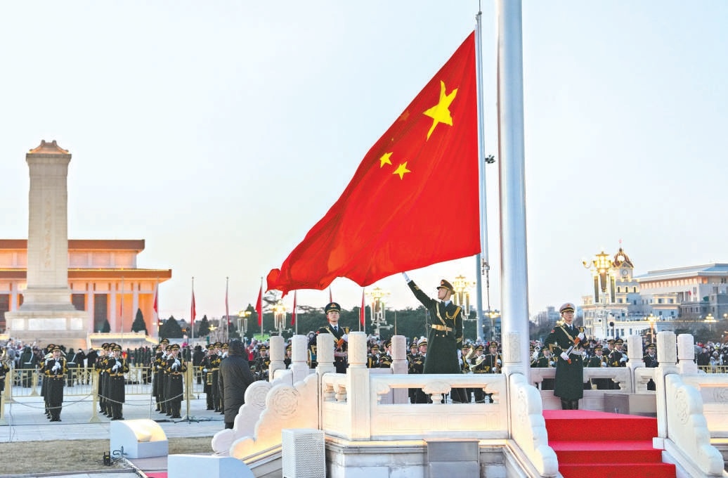 1月1日清晨，伴隨著2026年的第一縷陽光，天安門廣場上來自祖國各地的4.6萬名市民遊客，共同見證新年五星紅旗冉冉升起。