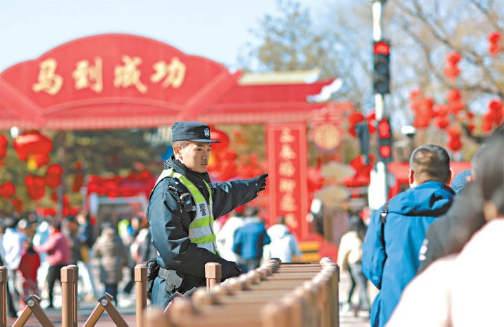 北京警方“一點一策”動態調整疏導措施和警力部署,全力護航平安祥和的新春佳節。 北京警方“一點一策”動態調整疏導措施和警力部署,全力護航平安祥和的新春佳節。