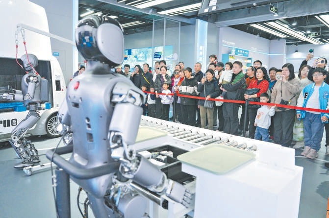 春節假期,位於亦莊的具身智能機器人4S店每天都迎來大量市民遊客參觀體驗,大家跟機器人一起過了一個科技感爆棚、趣味滿滿的春節。 春節假期,位於亦莊的具身智能機器人4S店每天都迎來大量市民遊客參觀體驗,大家跟機器人一起過了一個科技感爆棚、趣味滿滿的春節。