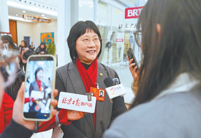 出席北京市第十六屆人大四次會議的朝陽團代表李靜接受媒體采訪。 出席北京市第十六屆人大四次會議的朝陽團代表李靜接受媒體采訪。
