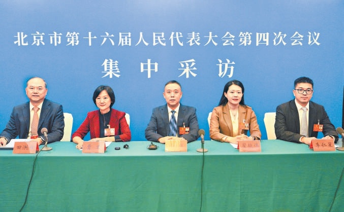 1月25日晚，市十六屆人大四次會議舉行“履職新時代”代表集中采訪活動。豐台團代表曹君、石景山團代表柏群、延慶團代表翟豔偉、大興團代表李仁星分別介紹履職情況。